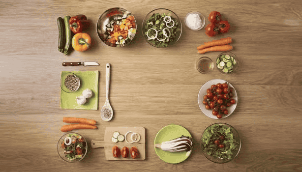 Ingredientes ordenados sobre una mesa