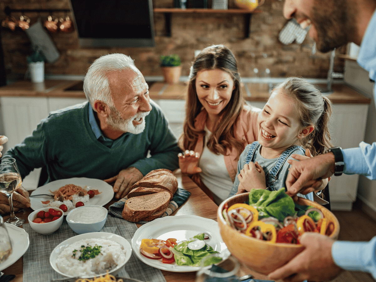Familia compartiendo una comida saludable