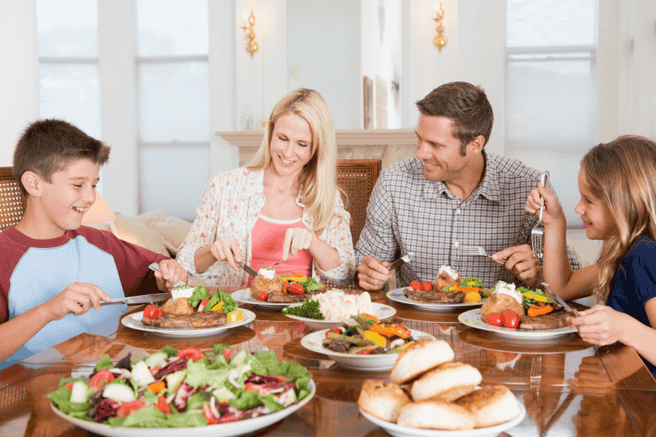 Familia disfrutando la hora de la comida